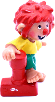 Pumuckl Kunststoff Figur, Motiv "steht auf einem Stempel" von Bullyland